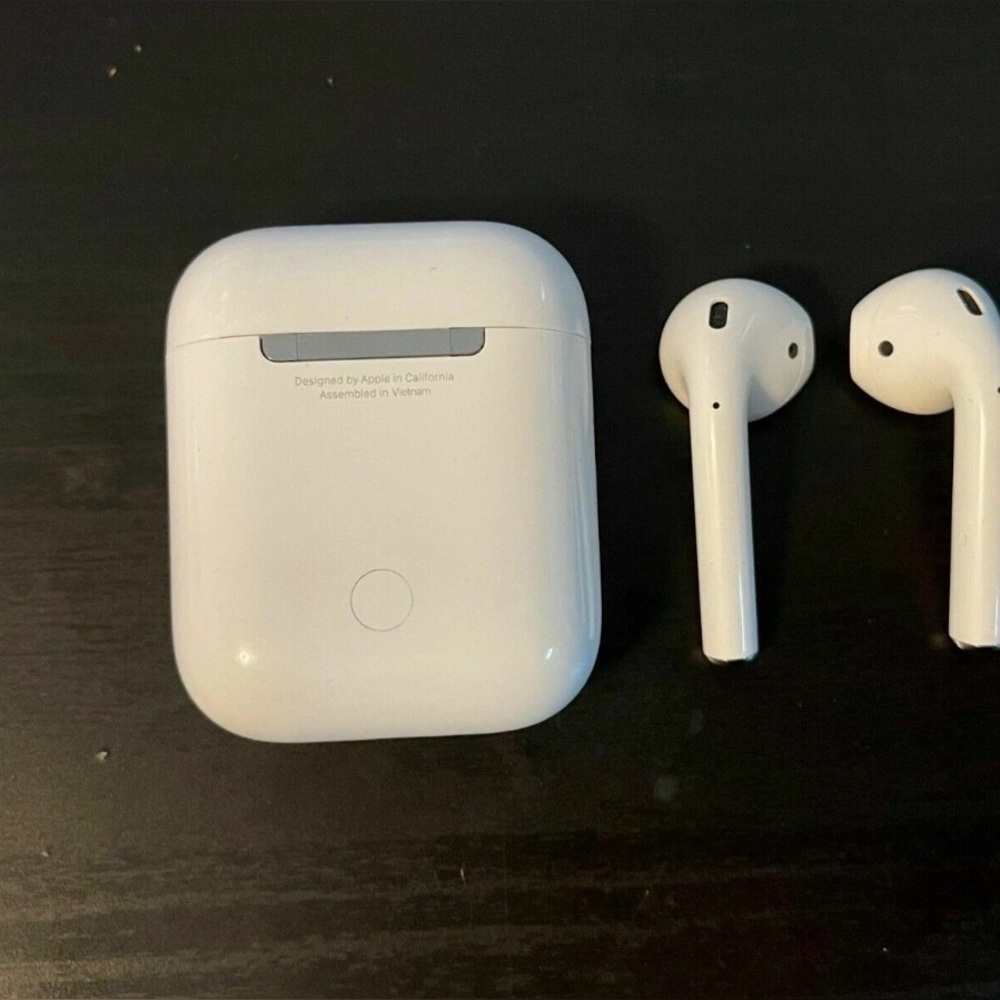 Apple Wireless Earbuds with White Case